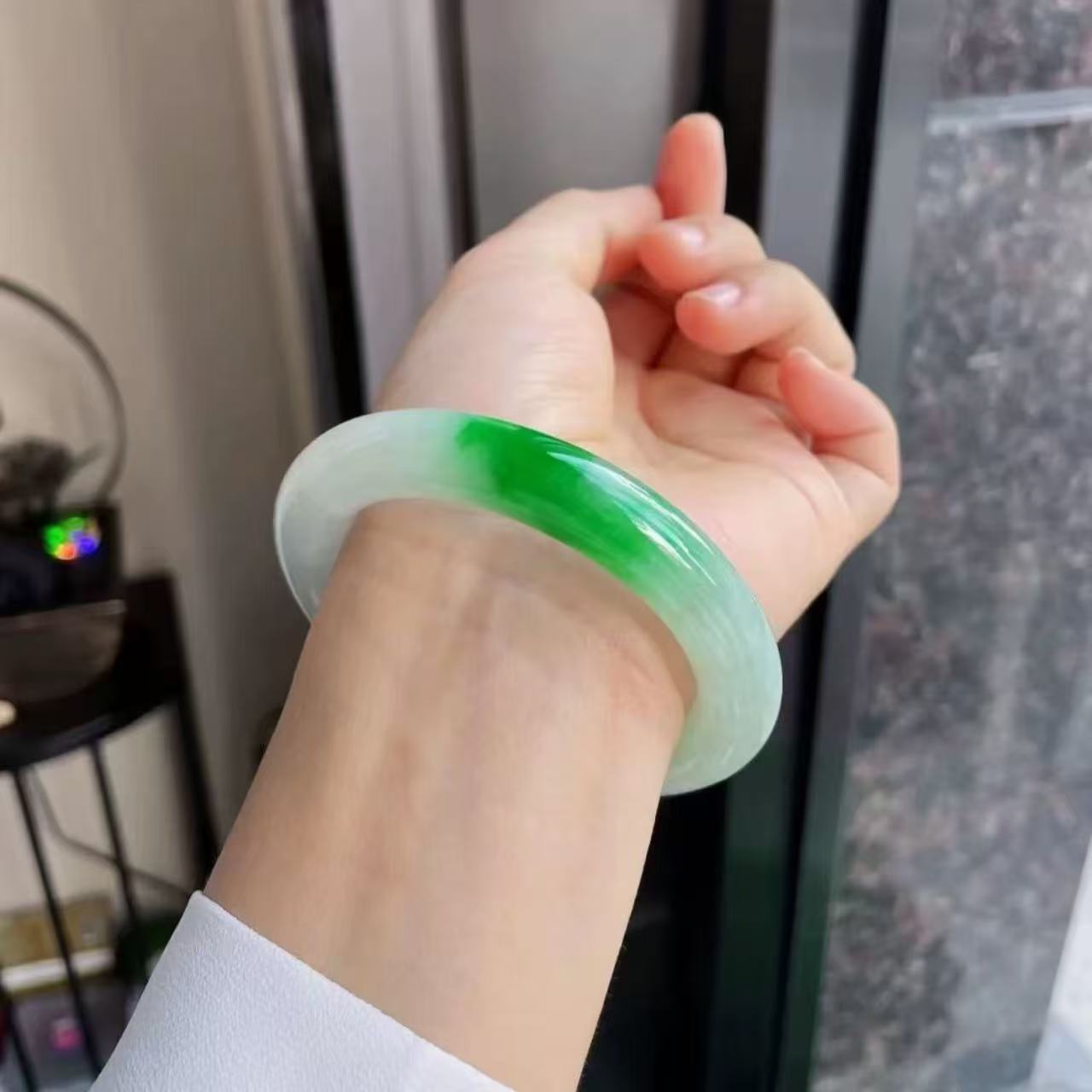 缅甸A货翡翠手镯白底青